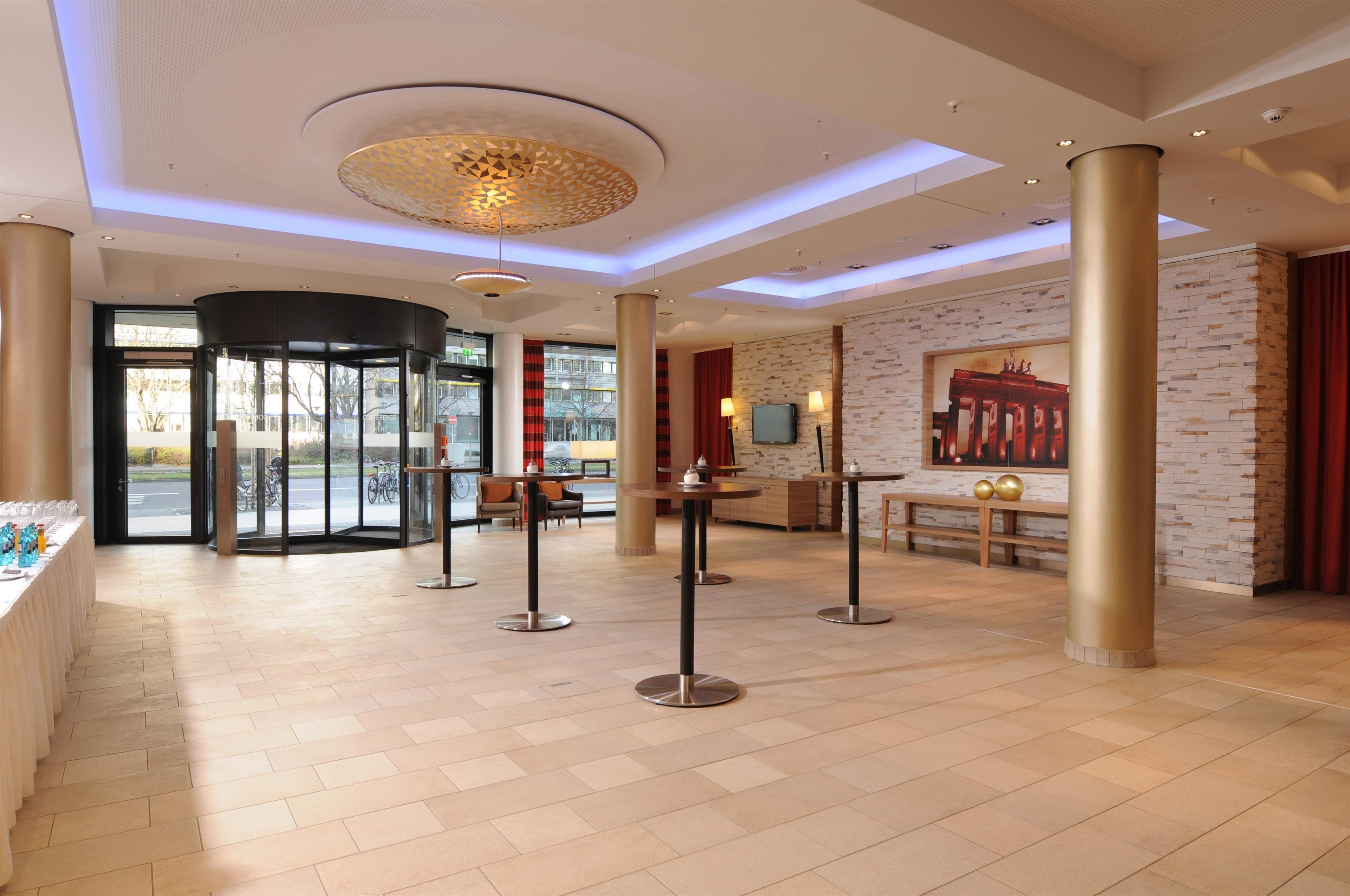 H4 Hotel Berlin Alexanderplatz — Photos 1